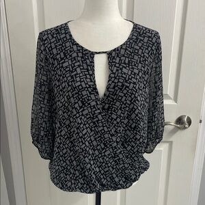 Vince Camuto Black & Grey Blouse Keyhole Neck Draped Front Wrap Sz S